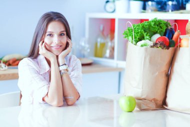 Genç kadın mutfakta. Genç kadın