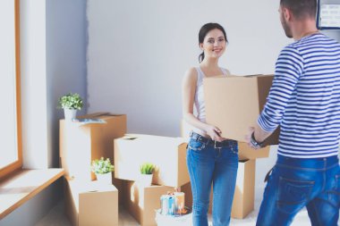 Açma veya kutu ambalaj ve yeni evine taşıdıktan mutlu genç bir çift. Genç Çift