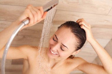 Genç beautyful kadın banyoda duş altında.