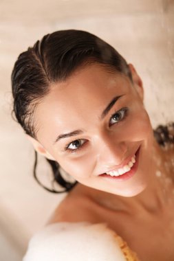 Genç beautyful kadın banyoda duş altında.