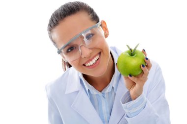 Diş hekimi kadın elinde yeşil elma ve diş fırçası tutuyor. Dişçi doktorlar. Kadın doktorlar