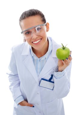 Diş hekimi kadın elinde yeşil elma ve diş fırçası tutuyor. Dişçi doktorlar. Kadın doktorlar