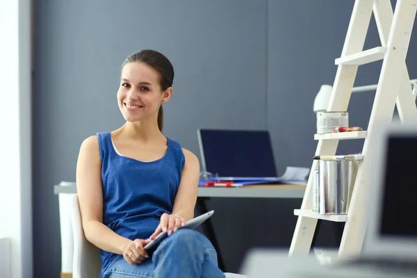 Giovane donna seduta sulla scrivania in ufficio — Foto Stock