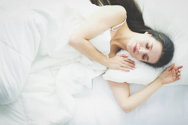 Güzel bir kadın yatağında uzanıyor. — Stok fotoğraf