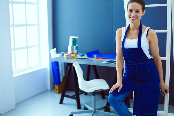 Portret van de jonge vrouw terwijl staande nieuw appartement — Stockfoto