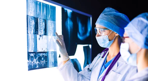 Dos mujeres médicas que miran rayos X en un hospital. — Foto de Stock