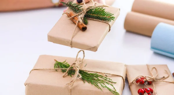 Mãos de mulher segurando caixa de presente de Natal . — Fotografia de Stock