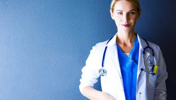 Portrait of young woman doctor with white coat standing in hospital. — Stock Photo, Image