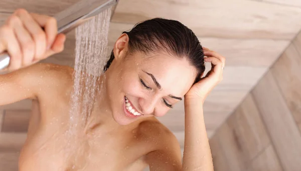 Giovane bella donna sotto doccia in bagno . — Foto Stock
