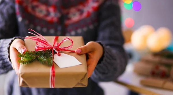 Руки жінки тримають різдвяну подарункову коробку. Різдво — стокове фото