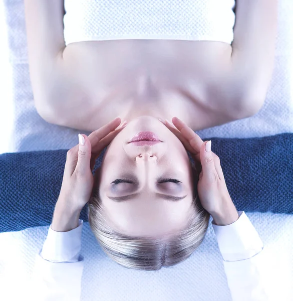 Jeune femme allongée sur une table de massage, relaxante les yeux fermés. Femme. Salon de spa — Photo