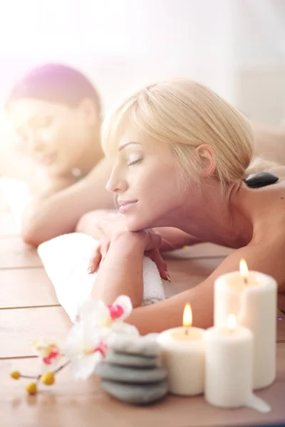 Two young beautiful women relaxing and enjoying at the spa. Two young beautiful women relaxing — Stock Photo, Image