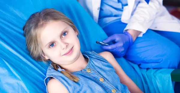 Niña sentada en el consultorio de dentistas —  Fotos de Stock