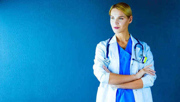 Portrait de jeune femme médecin avec manteau blanc debout à l'hôpital. — Photo