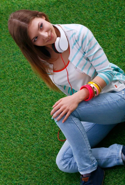 Młoda kobieta z laptopem siedząca na zielonej trawie. Portret młoda kobieta — Zdjęcie stockowe