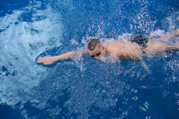 Male swimmer at the swimming pool. Underwater photo. Male swimmer. — Stock Photo, Image