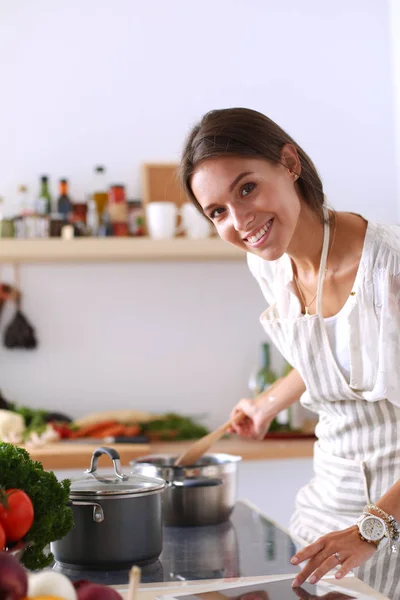 Mujer cocinera en cocina con cuchara de madera. Mujer cocinera —  Fotos de Stock