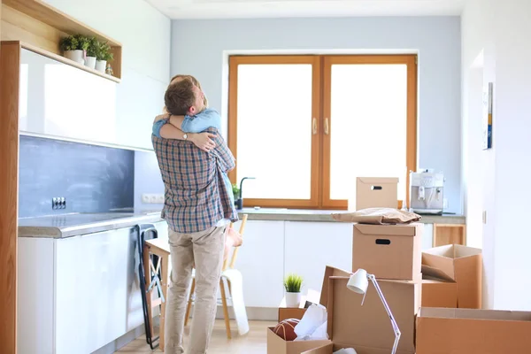 Retrato de una joven pareja mudándose a un nuevo hogar. Pareja joven — Foto de Stock