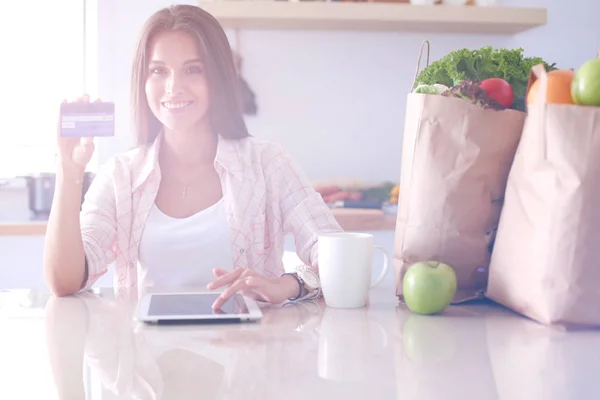 Jeune femme dans la cuisine, utilisant son ipad. Jeune femme — Photo