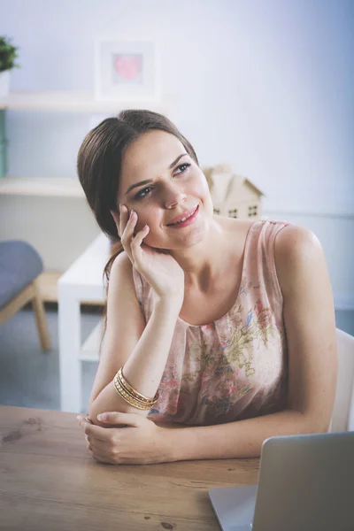 Beautiful young business woman sitting at office desk and talking on cell phone. Business woman — Stock Photo, Image