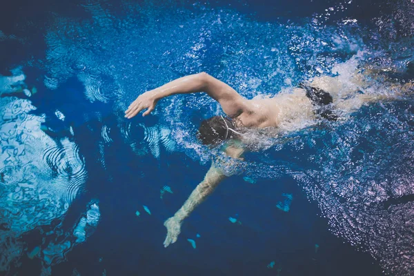 Male swimmer at the swimming pool. Underwater photo. Male swimmer. — Stock Photo, Image
