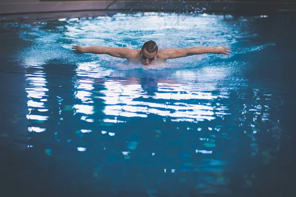 男子游泳运动员在游泳池。水下照片。男子游泳运动员. — 图库照片