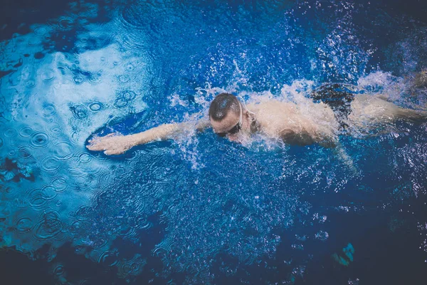 Male swimmer at the swimming pool. Underwater photo. Male swimmer. — Stock Photo, Image