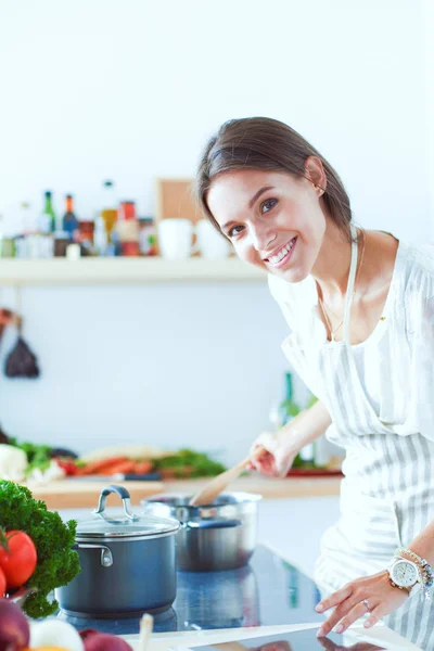 Mujer cocinera en cocina con cuchara de madera. Mujer cocinera —  Fotos de Stock