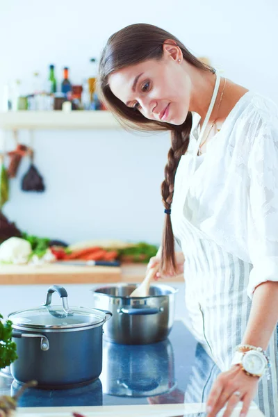 Mujer cocinera en cocina con cuchara de madera. Mujer cocinera — Foto de Stock