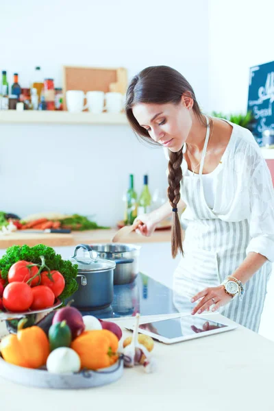 用木勺在厨房里给女人做饭.做饭的女人 — 图库照片