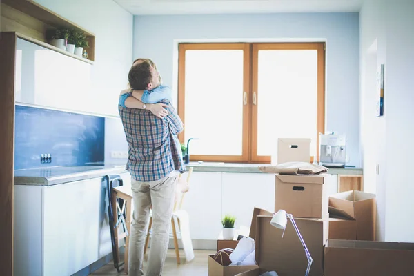 Retrato de una joven pareja mudándose a un nuevo hogar. Pareja joven — Foto de Stock