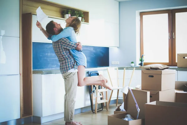 Retrato de una joven pareja mudándose a un nuevo hogar. Pareja joven — Foto de Stock