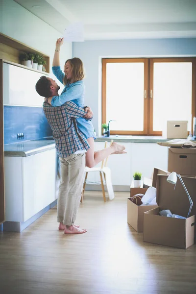 Retrato de una joven pareja mudándose a un nuevo hogar. Pareja joven — Foto de Stock