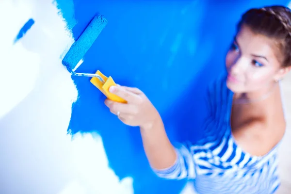 Hermosa joven haciendo pintura mural, de pie en la escalera. Hermosa joven mujer —  Fotos de Stock