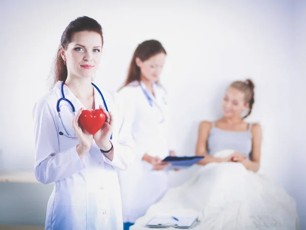 Donna medico withred simbolo del cuore in piedi in ospedale. Donna medico — Foto Stock