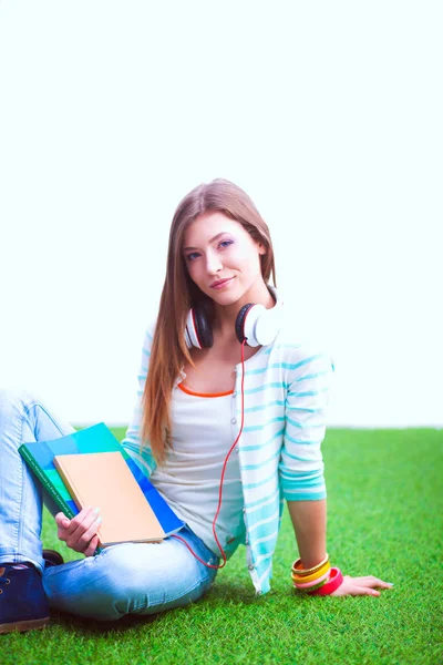 緑の芝生の上に座ってノートパソコンを持つ若い女性。ポートレート若い女性 — ストック写真