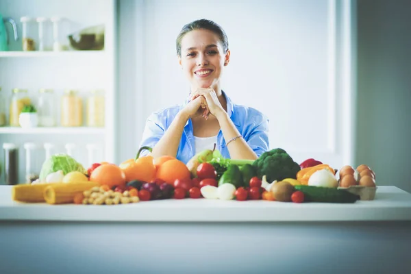 Jeune femme assise une table dans la cuisine . — Photo