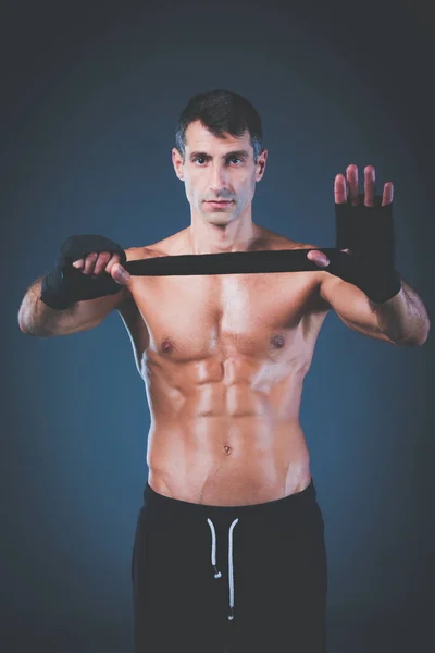 手环绕半裸拳击手的肖像。私人健身教练。个人培训. — 图库照片