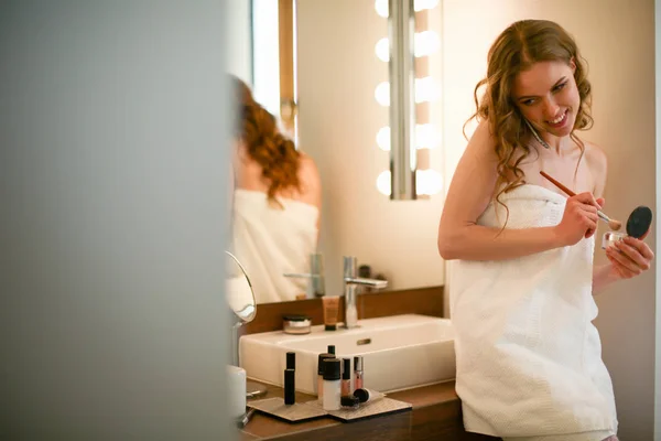 Jeune femme debout sur la salle de bain avec téléphone . — Photo