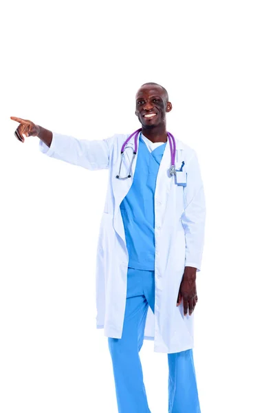 Beyaz arka planda tek başına duran bir doktorun portresi. Doktor bey. Klinik — Stok fotoğraf