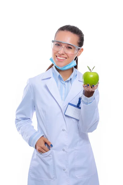 Fogorvos orvos nő tartja zöld friss alma a kezében és fogkefe. Fogorvos vagyok. Női orvosok — Stock Fotó