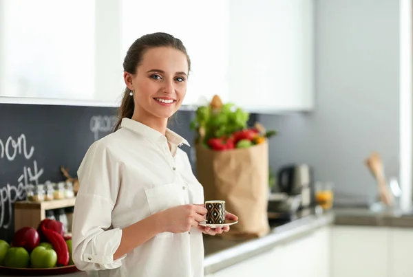 Joven mujer planeando gastos y pagando facturas en su cocina . —  Fotos de Stock