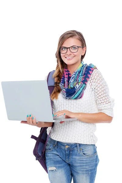Adolescent souriant avec ordinateur portable sur fond blanc. Étudiant . — Photo