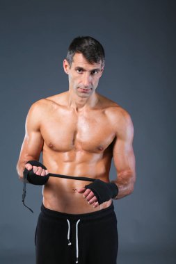yarı çıplak boksör kaydırma el portresi. Kişisel fitness eğitmeni. Kişisel eğitim.