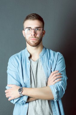 Mutlu bir casual adam ayakta karanlık bir arka plan üzerinde izole portresi. Yakışıklı erkek poz.