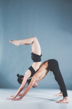 Genç çift Acro yoga mat Studio birlikte uygulamak. Acroyoga. Çift yoga. Ortak yoga.