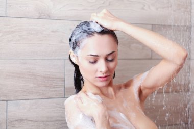 Genç beautyful kadın banyoda duş altında.