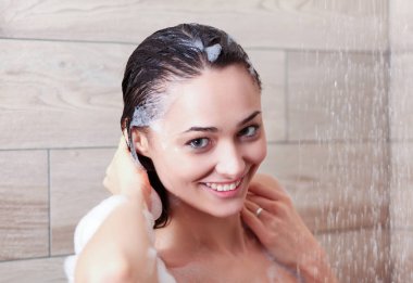 Genç beautyful kadın banyoda duş altında.