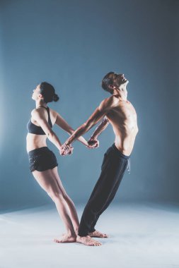 Genç çift Acro yoga mat Studio birlikte uygulamak. Acroyoga. Çift yoga. Ortak yoga.