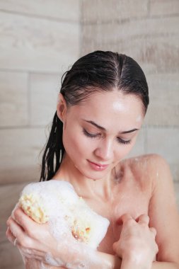 Genç beautyful kadın banyoda duş altında.